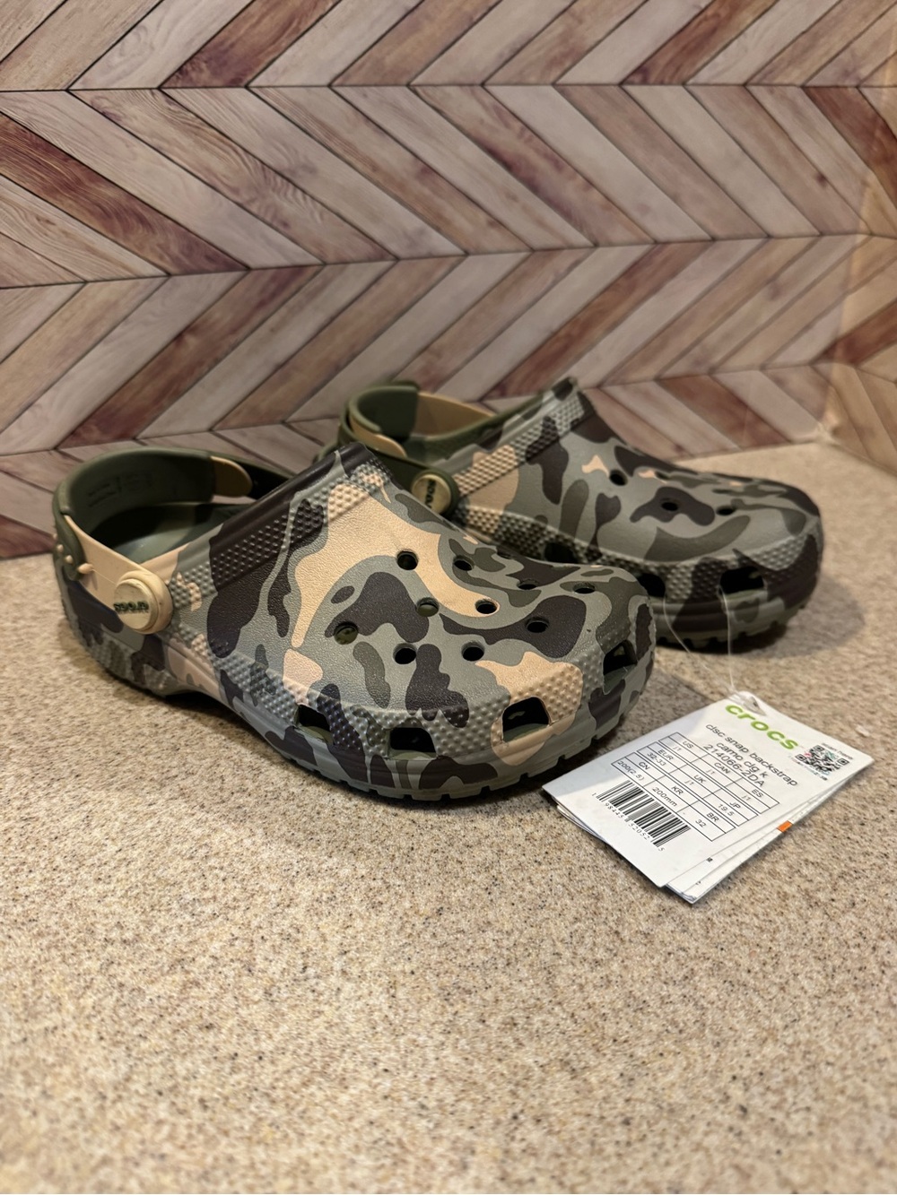 Youth size 1 Crocs Camo Clog. Classic snap backstrap.